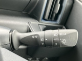 レバーには各種マークが表示され、必要な操作を目で確認しやすい仕様です。運転席から手の届く場所に配置されているため、運転中の視線移動を抑えたい方にも使いやすく、日々の運転を支えてくれる装備です。