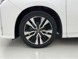 アルミホイールが車の雰囲気を引き立てますね!