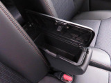 運転席と助手席の間には、蓋付きタイプのコンソールボックス。肘掛けにもなるので、便利です。