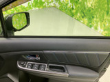 ドアには窓の開閉スイッチやミラー調整部がまとまり、運転席から手を伸ばしやすい配置です。窓越しの視界を確保しやすく、乗車中の操作をひとところで行えます。