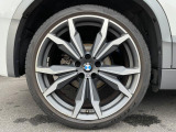 BMWならではの卓越した走りを支えるホイールと足回りです!日本車の走りに慣れている方にもぜひ体感して頂きたいほど、高いレベルでまとまっています!純正20インチアルミホイール。