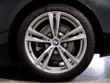 【BMWアロイホイル】軽量かつ強度に拘ったアロイホイル。走行性能ポテンシャルを引き出す設計。車の足元を引き締めてくれる大きなポイントはアロイホイルです。