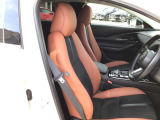 マツダは運転手中心の車つくりを行っております。上部に視認ゾーン、手が届く位置に操作ゾーンを配置し、運転に集中できるコックピットを演出しております☆