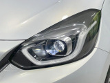 【LEDヘッドライト】悪天候や夜間走行時も良好な視界を確保し安心して運転できる高輝度LEDヘッドライトを装備!点灯速度が早く、消費電力も抑えられています。