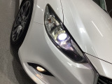 ディスチャージヘッドライト&フォグランプ装備で夜間での視界をしっかり確保しています。安心・快適なドライブをゆっくりお楽しみ下さい。