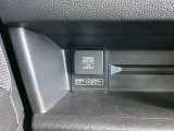 【アクセサリーソケット(電源ソケット)】電源からケーブルをつなげば、スマートフォンなどの電子機器の充電などを行うことができます!ゲーム機器や、カメラの充電にも便利ですね。
