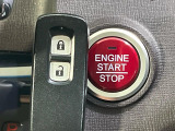 【Hondaスマートキー】カバンやポケットに入れたままでもドアの施錠・解錠が可能なスマートキーを装備。エンジンのオン・オフ時もカギを取り出す必要が無いからとっても便利です♪