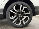 &ldquo;Metallah&rdquo; 7.5J&times;18インチダ イヤ モンドカット / ブ ラック V40 Cross Countryのための特別なデザインです。225/45R18サイズのピレリを装着。