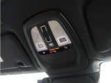ルーフにあるボタンは、車両が始動しない場合、パンクした場合、または事故に遭った場合などの緊急時に支援の要請に使用できるため、安心感を高めることができます。