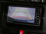 【バックカメラ】駐車時に後方がリアルタイム映像で確認できます。大型商業施設や立体駐車場での駐車時や、夜間のバック時に大活躍!運転スキルに関わらず、今や必須となった装備のひとつです!