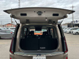 セレナ自慢のデュアルバックドア。奥行きの狭い駐車場でも、荷物の出し入れが可能です!