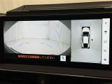 パノラミックビューモニターシステムが付いているので車の上から見た映像が確認できますよ。 一目で車両周辺の情報を確認できますが、直接安全をご確認下さい。