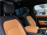 運転席・助手席にはシートヒーターとシートクーラーを装備。寒い季節はもちろん、暑い時期にも快適性を高めてくれる、季節を問わずうれしい装備です。