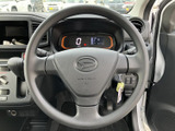 ステアリングを中心に運転席まわりがまとまり、メーターの表示も視線を大きく移さず確認しやすい配置です。キーや周辺スイッチにも手が届きやすく、毎日の運転をサポートします。