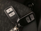 家族やパートナーと個別に持てるため、貸し借りの手間がなくスムーズに乗車できます。また、メインキーを自宅に置いたまま、もう一方をサブとして常に鞄に入れておけるため、持ち出し忘れを防げる点も便利です。