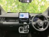 運転席から前方まで見渡しやすいレイアウトで、開放感のある運転環境です。シートは落ち着いた色合いで、足元もすっきり。助手席側からも画面や収納に手が届きやすく、同乗者にも過ごしやすい空間です。