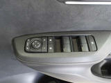 パワーウィンドウスイッチで運転席から全席の窓の開閉ができます。