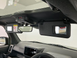 【サンバイザー】車内で身だしなみを整えるためのバニティミラーがセット。お化粧直しや髪型のチェックに活用できます。