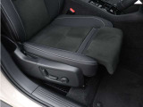 フロント二座には座面長を伸張させるエクステンション機能を搭載。シートクッションの側面にあるマルチファンクションコントロールを使用してシートクッションの長さを調節することができます。