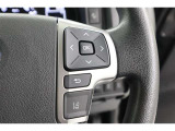 ステアリングスイッチ付き。前方から目を離すことなく操作することが可能です。