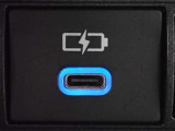 充電用USB端子付き。スマートフォンなどの充電に便利です。