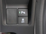 パーキングセンサーシステム搭載。センサーが周辺の障害物を検知。音やディスプレー表示等で障害物との距離をお知らせし、ドライバーに注意を促します。バックでの駐車時や狭い駐車場での出庫時などに役立ちます。