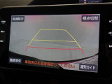 バックモニター付き。車両後方の映像をナビ画面に表示し、駐車などの後退操作をサポートします。
