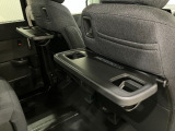 シートバックテーブルを装着しています!車内での軽食などに便利です!