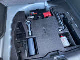 パンク修理剤とエアコンプレッサーです。バッテリー、車載工具もラゲッジ下に収納されています。