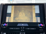 停車中にテレビ映像を楽しめる画面を備え、休憩時間の過ごし方を広げてくれます。大きく表示される映像は見やすく、音量などの操作部も手元にまとまっているため、扱いやすさにも配慮されています。