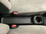 運転席からも助手席からも自由に使えるドリンクホルダー付。