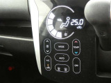 オートエアコン装備です。オートで空調を行ってくれるので車内は、とっても快適!だからドライブもさらに楽しい!