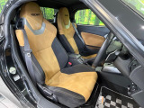 【専用スポーツシート】ホールド性に優れ、カーブ時の体が流れを抑制してくれます。また、体にフィットするから腰や背中が疲れにくく、ロングドライブや高速走行でも快適にお過ごしいただけます♪