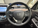 ハンドルにHondaセンシング系のクルーズコントロールやレーンキープアシストなどのスイッチと、オーディオの操作スイッチが装備されています。ハンドルから手を離さず安全に操作できます。