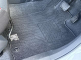 運転席フロアマットです。使用感はありますが、比較的綺麗な状態です。