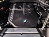 【BMW伝統のシルキー6】滑らかなふけ上がりとパワーが官能的なドライビングの歓びを約束します!シリンダーを一直線に6つ並べ爆発振動を互いに打ち消しあう構造の為不快な振動のない理想のエンジンです。