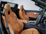 【コックピットシート】BMW車の主役席。車体中央にくる様に配置し車両重心とが一致する事でドライバーと車との一体感あるドライビングを実現。人間工学に基づき形成した形状が長時間のドライブ疲労も軽減します!