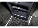 通信/給電用と、給電用USBポートやアクセサリーソケットも装備されています。車内にあると便利なアイテムのひとつですね! 充電中のスマホなどの置き場に便利なポケットも備えています。