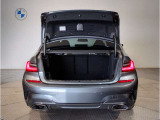 BMWではスペアタイヤが非搭載となるため、スペースは拡大されており、収納スペースとして利用可能。トランクの下にも収納スペースがあり、意外と役に立つスペースでございます。