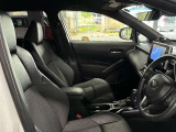 運転席の画像です。足元やシートまわりに余裕があり、リラックスした姿勢で運転が可能です。視界も良好で操作系へのアクセスもしやすく、快適で安心感のあるドライブをサポートします。