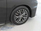 装着タイヤサイズは、225/55R19です。純正アルミホイールを装着しております。