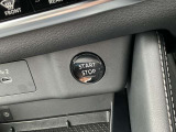 インテリジェントキーのプッシュスタートスイッチです。エンジンの始動はブレーキペダルを踏みながらこのスイッチを押すだけで始動できます。