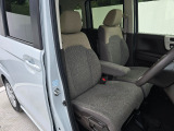 広い視界とゆとりある運転席。毎日の運転も安心です。