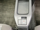 【電動パーキングブレーキ】ボタンを手前に引くだけでパーキングブレーキがロック!発進時にはボタンを押すとパーキングブレーキが簡単に解除される優れものです!