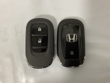 スマートキーを装備しています。鍵を差し込むことなくドアロックの開け閉めと、スタートボタン操作でのエンジンスタートができます。スペアキーも同じものを用意しております。