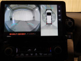 パノラミックビューモニター付きです。車両を上から見たような映像をディスプレイオーディオ画面に表示。運転席からの目視だけでは見にくい、車両周辺の状況をリアルタイムでしっかり確認できます。