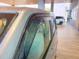 【ドアバイザー】雨の日でも窓を少し開けて換気可能。車内を快適に保ち、日常の使用も安心です。