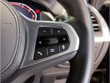 運転中にもオーディオの音量やFMの切り替えなどステアリングでの操作で切り替え可能なため、ステアリングから手を放す必要がない為、運転中でも操作が簡単でございます。