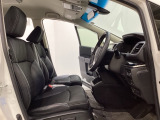 運転席は8WAYの電動パワーシートになっています。電動で前後のスライドやシートハイト、背もたれのリクライニングの調節ができ、微調整もききますのでお好みのシート位置に合わせることができます。