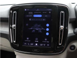 先進のエアピュリファイヤー(PM2.5センサー付)は、車内に侵入する有害なPM2.5微粒子を最大80%除去。よりクリーンで健康的な空気で満たされたキャビンであなたとあなたの大切なゲストをお迎えします。